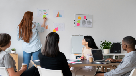 personas reunidas en una mesa