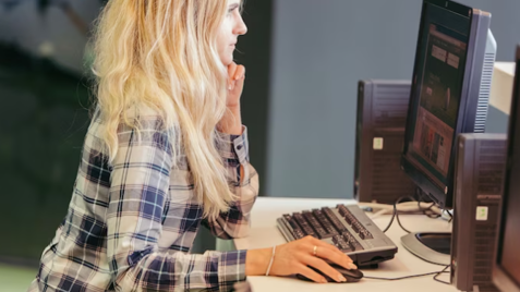 Imagen mujer sentada en la computadora